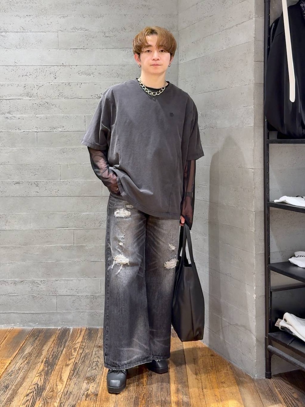 グレー系のTシャツ/カットソー、ブラック系のサンダル、ブラック系のトートバッグを着用したメンズの春コーディネートの1枚目の写真