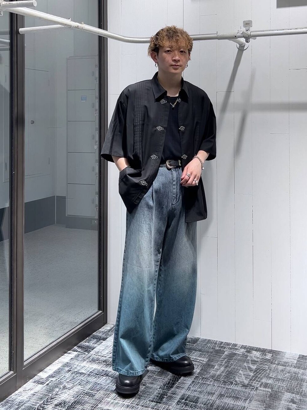 ブルー系のデニムパンツ、ブラック系のシャツ/ブラウス、ブラック系のドレスシューズを着用したメンズの夏コーディネートの1枚目の写真