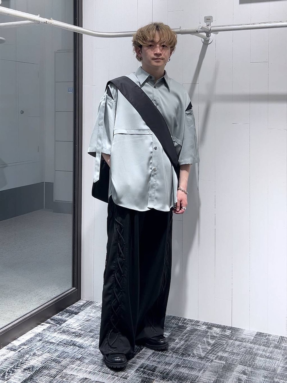 ブラック系のその他パンツ、グリーン系のシャツ/ブラウス、ブラック系のドレスシューズを着用したメンズの春コーディネートの1枚目の写真