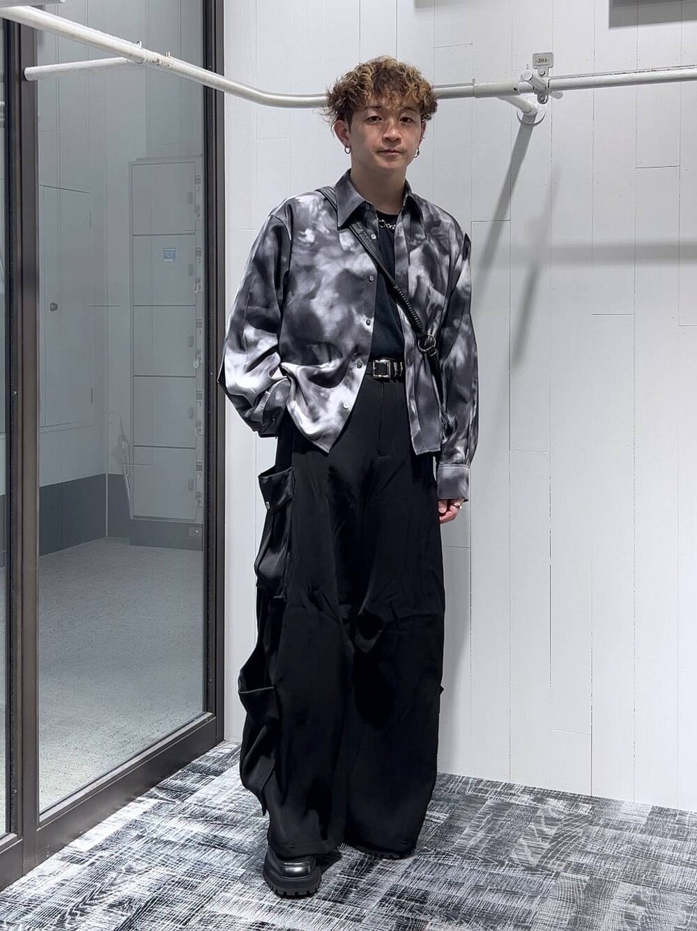 ブラック系のTシャツ/カットソー、ブラック系のショルダーバッグ、ブラック系のカーゴパンツを着用したメンズの夏コーディネートの1枚目の写真