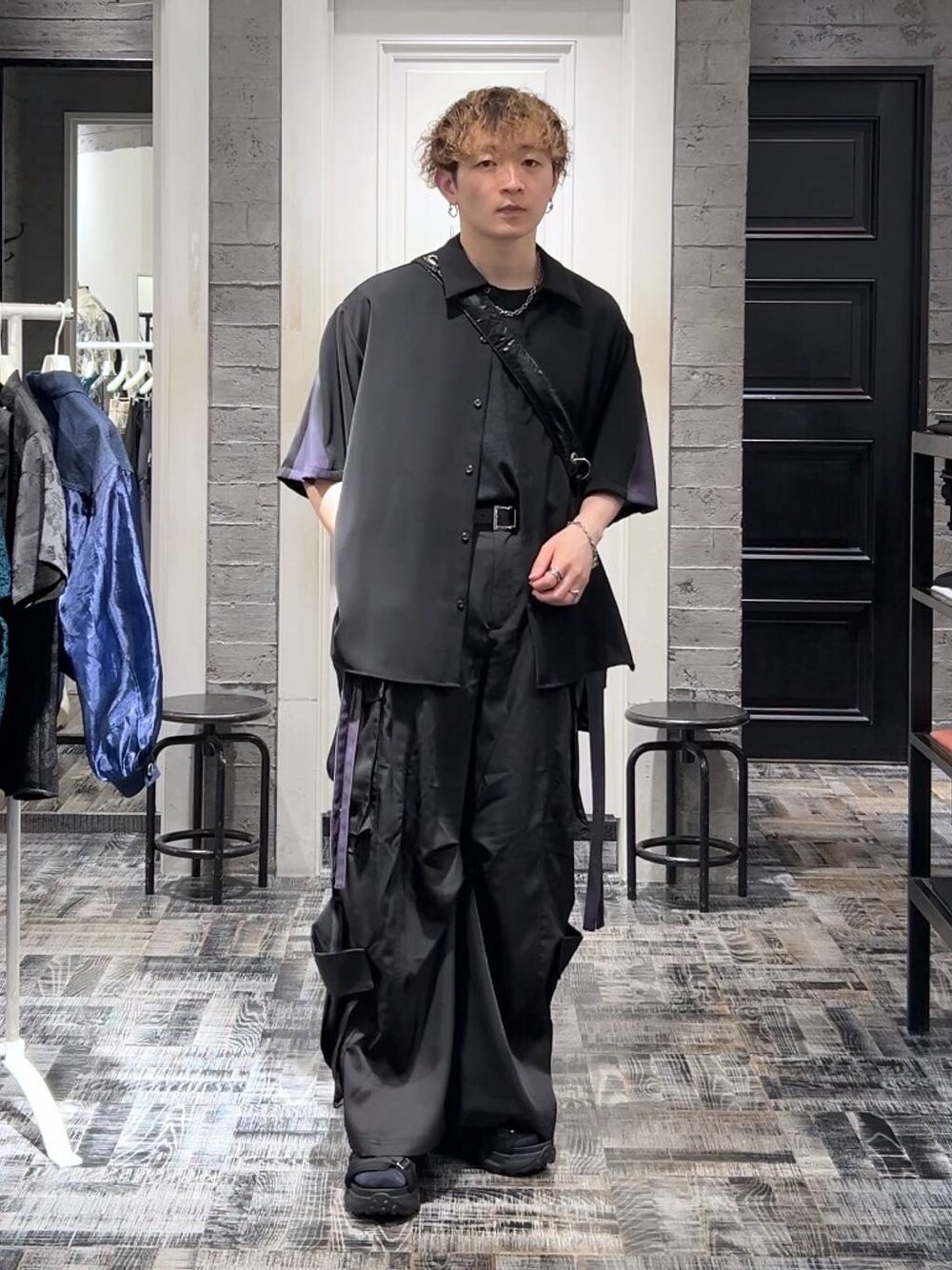 グレー系のTシャツ/カットソー、ブラック系のカーゴパンツ、ブラック系のサンダルを着用したメンズの夏コーディネートの1枚目の写真
