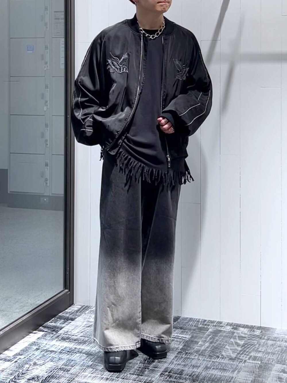 「低身長、きれいめ、オーバーサイズ、HARE、デニムパンツ、ワイドパンツ、ブルゾン、モード、秋コーデ」｜「HAREのグラデーションデニムパンツ(HARE)（デニムパンツ、ブラック系）」を使った、HARE     もりたいさん（メンズ・168cm）の秋コーディネートの1枚目の写真