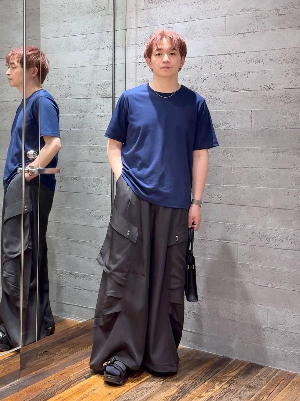 ブラック系のサンダル、ブラック系のカーゴパンツ、ブラック系のショルダーバッグを着用したメンズの夏コーディネートの1枚目の写真