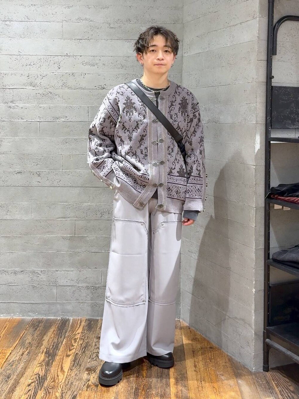 グレー系のTシャツ/カットソー、グレー系のカーディガン/ボレロ、ブラック系のショルダーバッグを着用したメンズの秋コーディネートの1枚目の写真