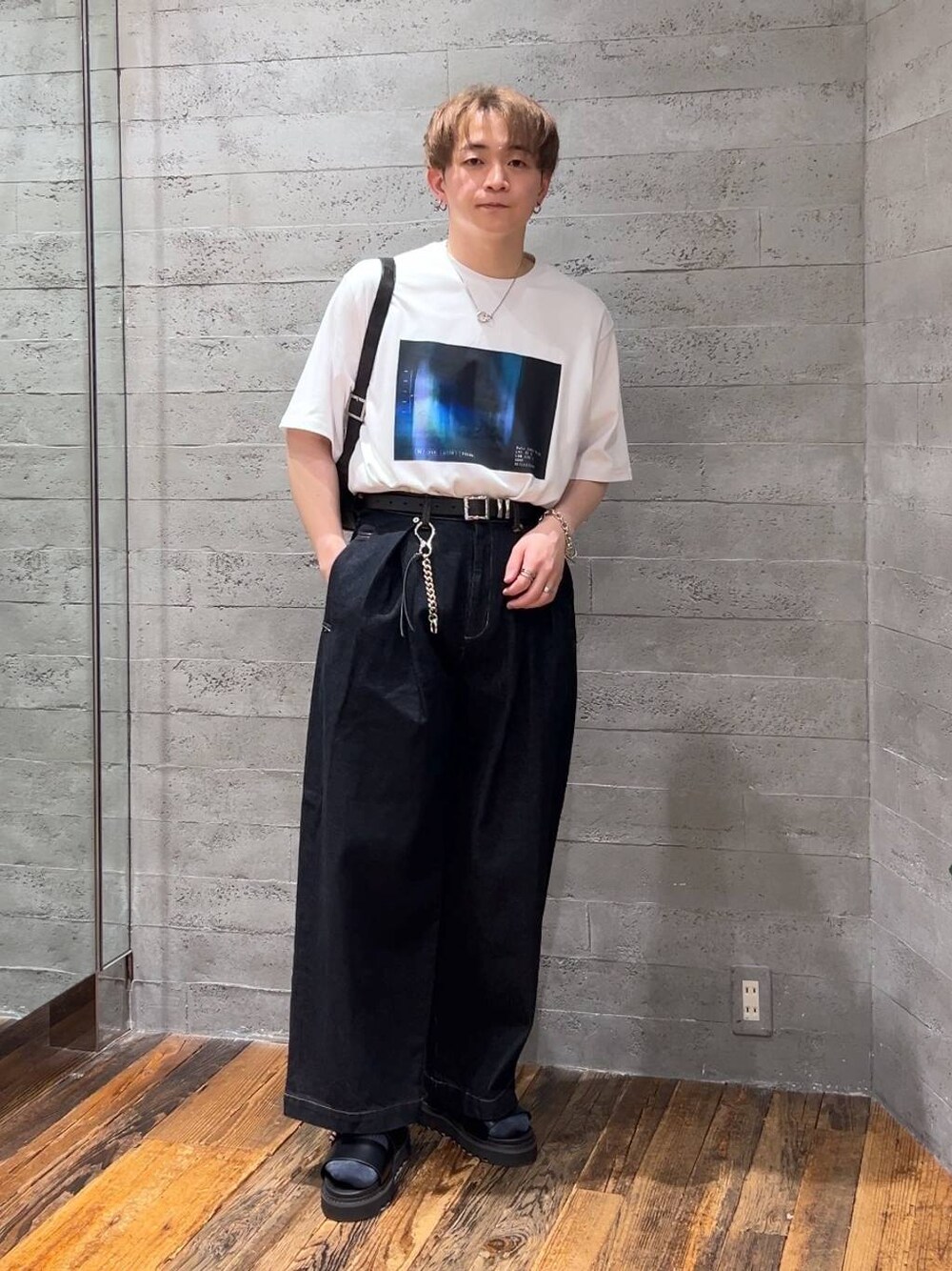 ブラック系のショルダーバッグ、ブラック系のサンダル、ホワイト系のTシャツ/カットソーを着用したメンズの夏コーディネートの1枚目の写真
