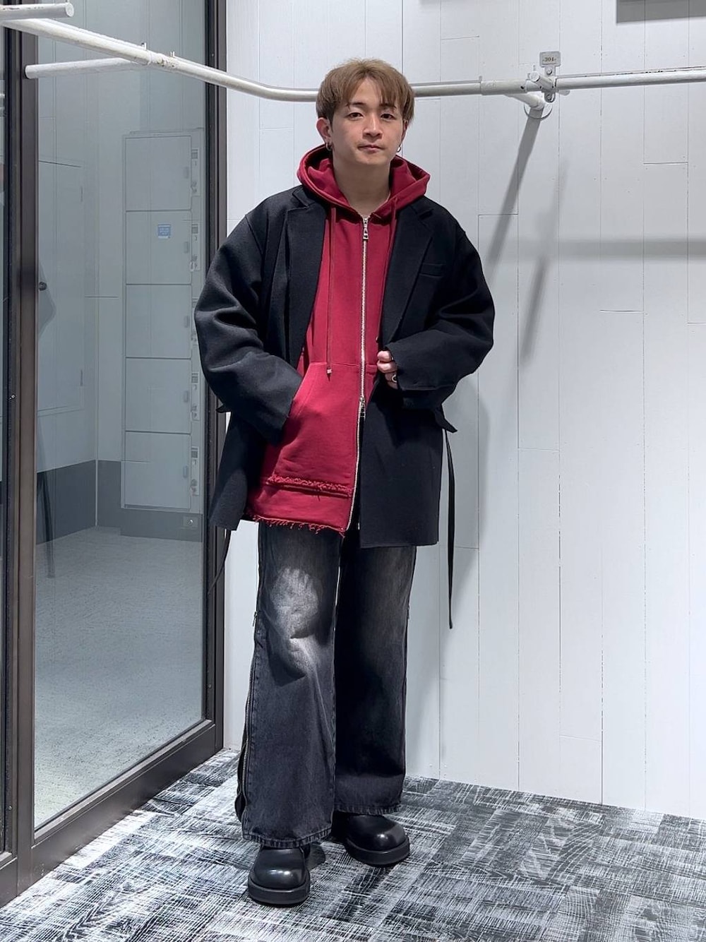 「低身長、きれいめ、モード、オーバーサイズ、HARE、パーカー、セールコーデ、ジャケット、デニムパンツ」｜「HAREのプレミアムウールオーバージャケット(HARE)（テーラードジャケット、ブラック系）」を使った、HARE     もりたいさん（メンズ・168cm）の冬コーディネートの1枚目の写真