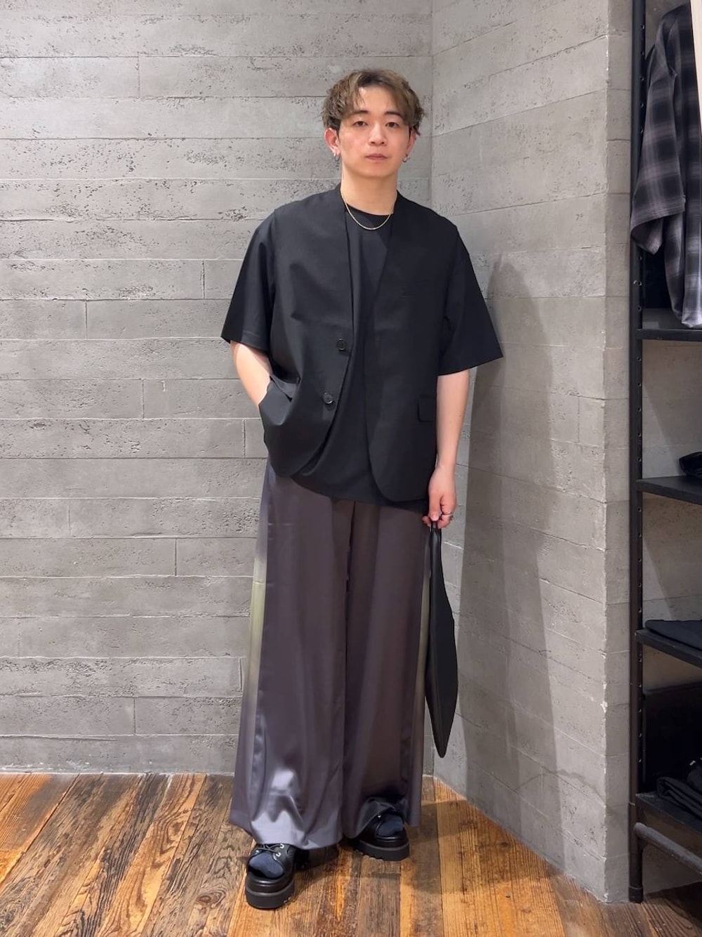 「HARE、低身長、きれいめ、モード、オーバーサイズ、トートバッグ、ワイドパンツ、Tシャツ、夏コーデ」｜「HAREのSMALLサンカクトート(HARE)（トートバッグ、ブラック系）」を使った、HARE     もりたいさん（メンズ・168cm）の夏コーディネートの1枚目の写真