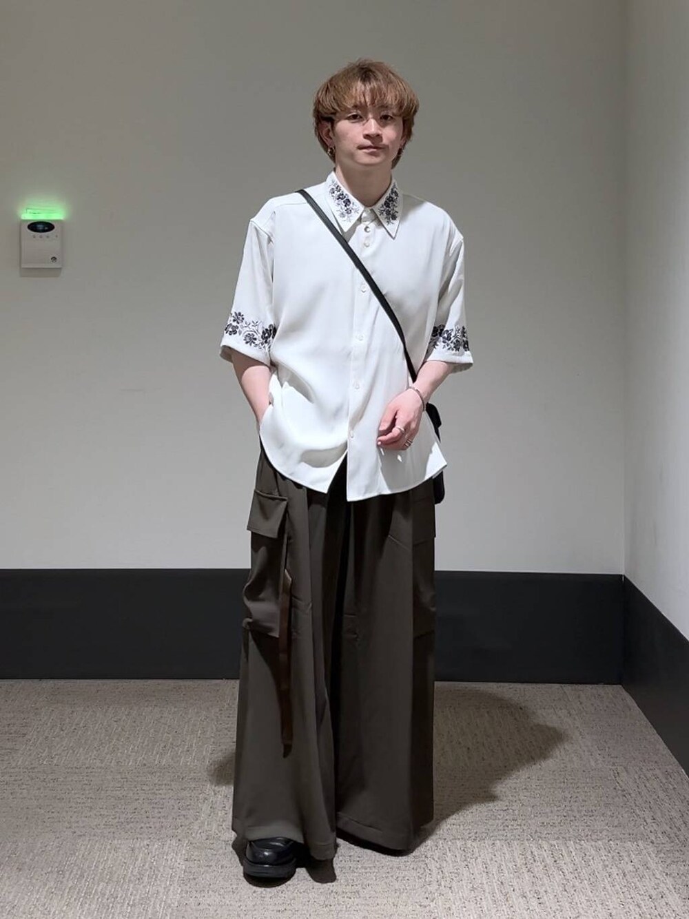 「きれいめ、オーバーサイズ、HARE、低身長、ワイドパンツ、シャツ、カジュアル、モテ、夏コーデ」｜「HAREの【SET UP対応】TOROMIシシュウシャツSS(HARE)（シャツ/ブラウス、ホワイト系）」を使った、HARE     もりたいさん（メンズ・168cm）の春コーディネートの1枚目の写真
