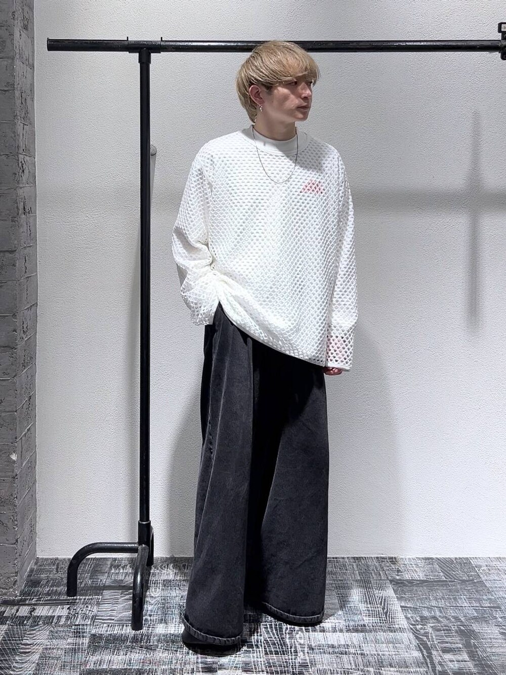 その他のTシャツ/カットソー、ホワイト系のTシャツ/カットソー、ブラック系のドレスシューズを着用したメンズの春コーディネートの1枚目の写真