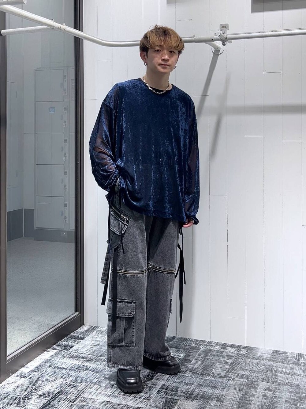 グレー系のデニムパンツ、ブラック系のドレスシューズ、グレー系のTシャツ/カットソーを着用したメンズの夏コーディネートの1枚目の写真