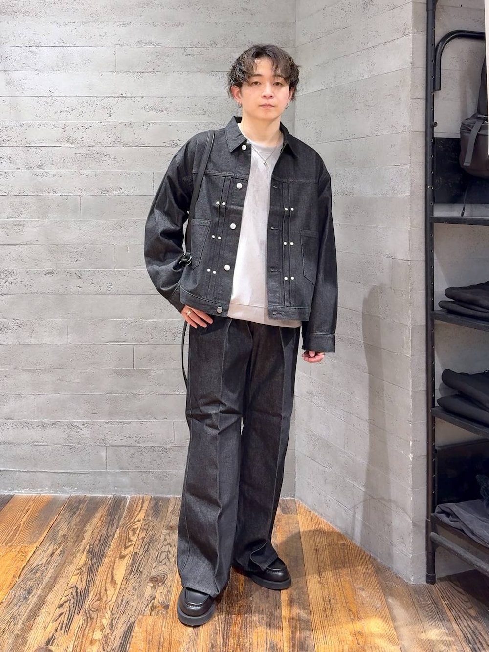 ブラック系のデニムパンツ、ブラック系のデニムジャケット、ブラック系のローファーを着用したメンズの秋コーディネートの1枚目の写真