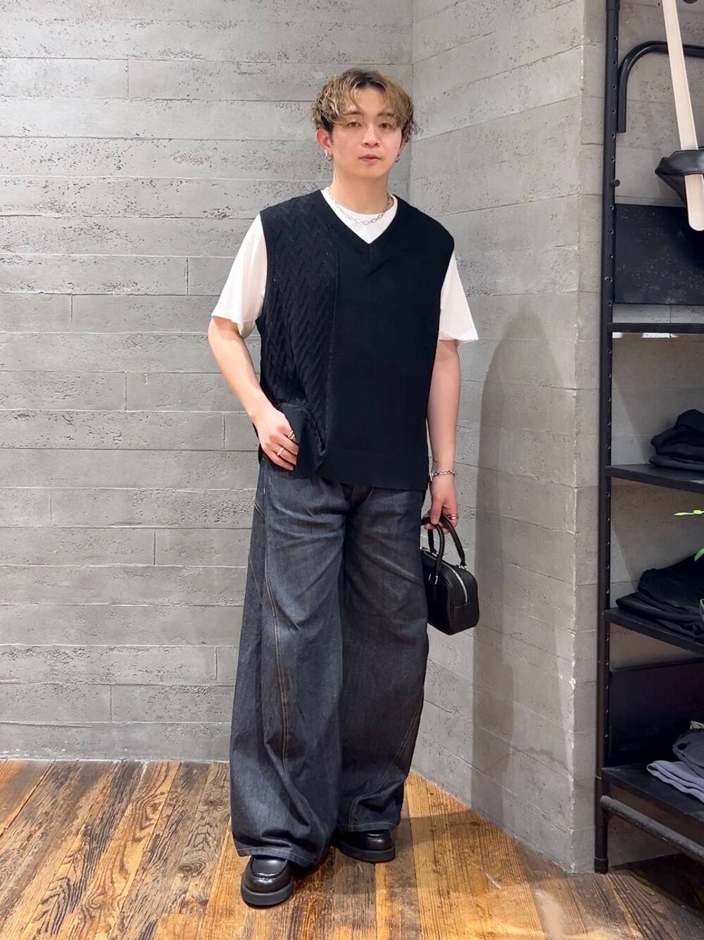 ブルー系のデニムパンツ、ブラック系のローファー、ブラック系のボストンバッグを着用したメンズの夏コーディネートの1枚目の写真