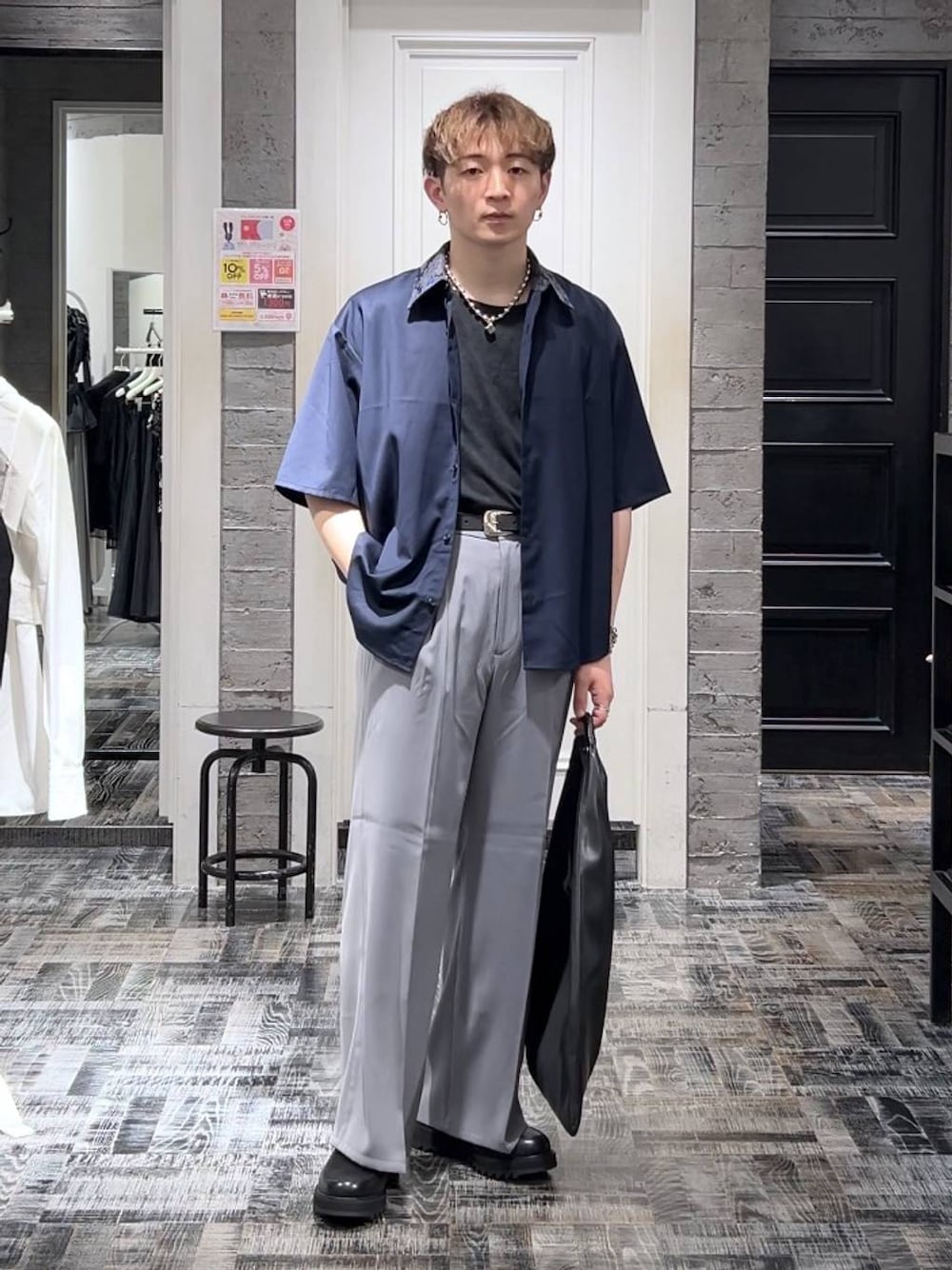 グレー系のスラックス、ブルー系のシャツ/ブラウス、ブラック系のドレスシューズを着用したメンズの夏コーディネートの1枚目の写真