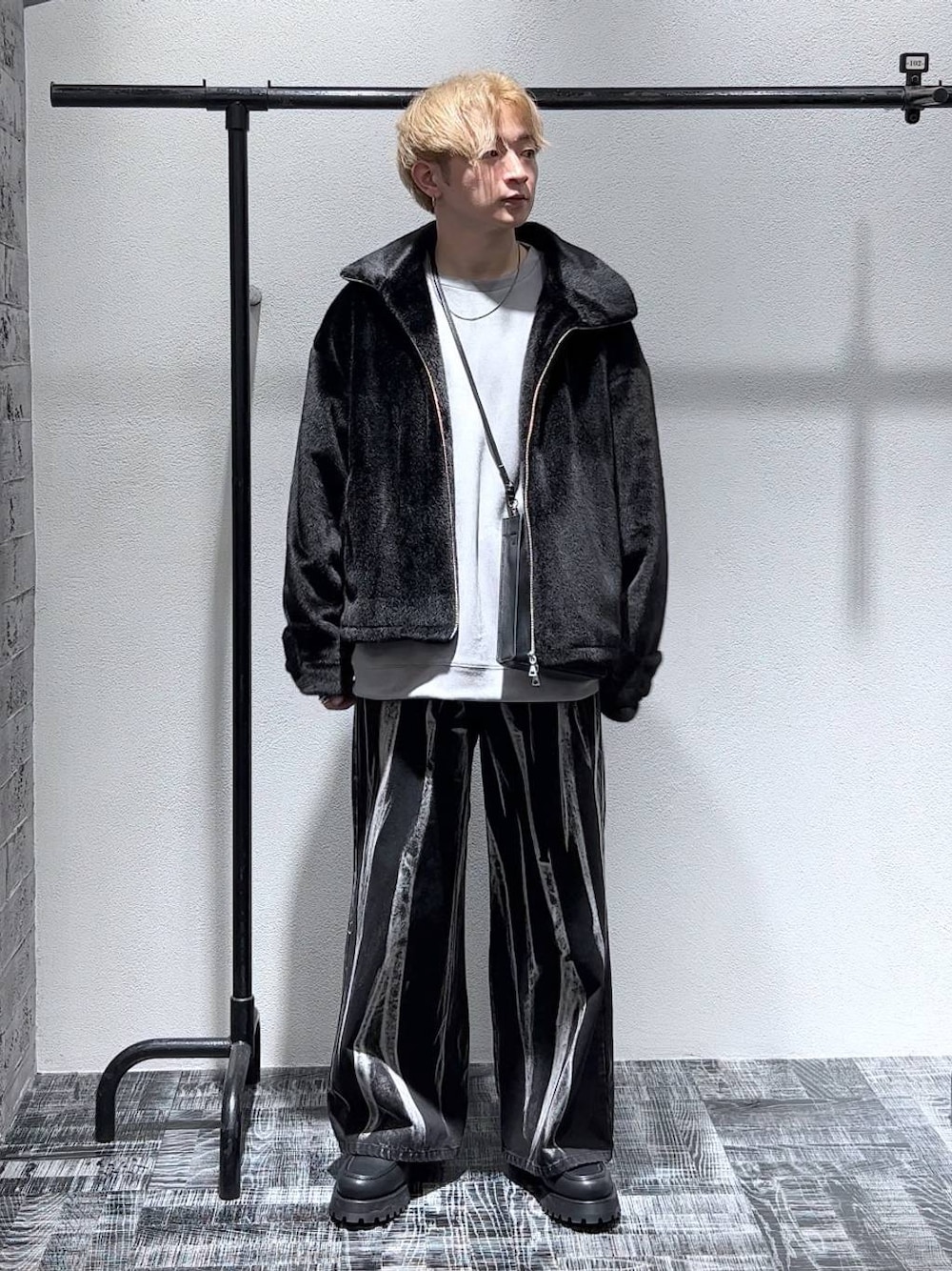 ブラック系のショルダーバッグ、ブラック系のローファー、グレー系のスウェットを着用したメンズの秋コーディネートの1枚目の写真