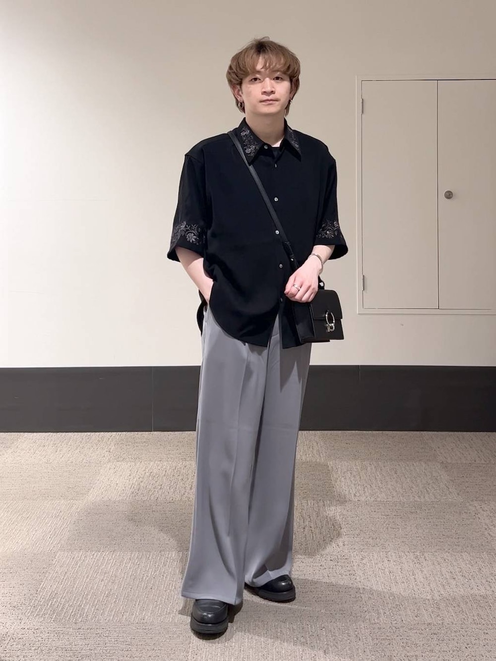 「低身長、きれいめ、オーバーサイズ、HARE、ワイドパンツ、シャツ、ベーシック/シンプル、ショルダーバッグ、夏コーデ」｜「HAREの【SET UP対応】TOROMIワイドパンツ(HARE)（スラックス、グレー系）」を使った、HARE     もりたいさん（メンズ・168cm）の春コーディネートの1枚目の写真