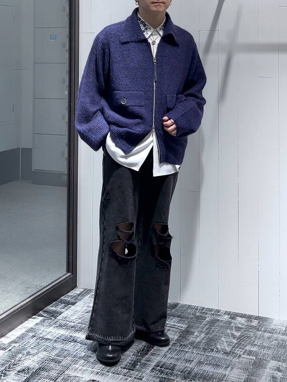 「低身長、きれいめ、モード、オーバーサイズ、HARE、シャツ、ニット、セールコーデ、スウェットパンツ」｜「HAREの【SET UP対応】TOROMIシシュウシャツ(HARE)（シャツ/ブラウス、ホワイト系）」を使った、HARE     もりたいさん（メンズ・168cm）の秋コーディネートの1枚目の写真