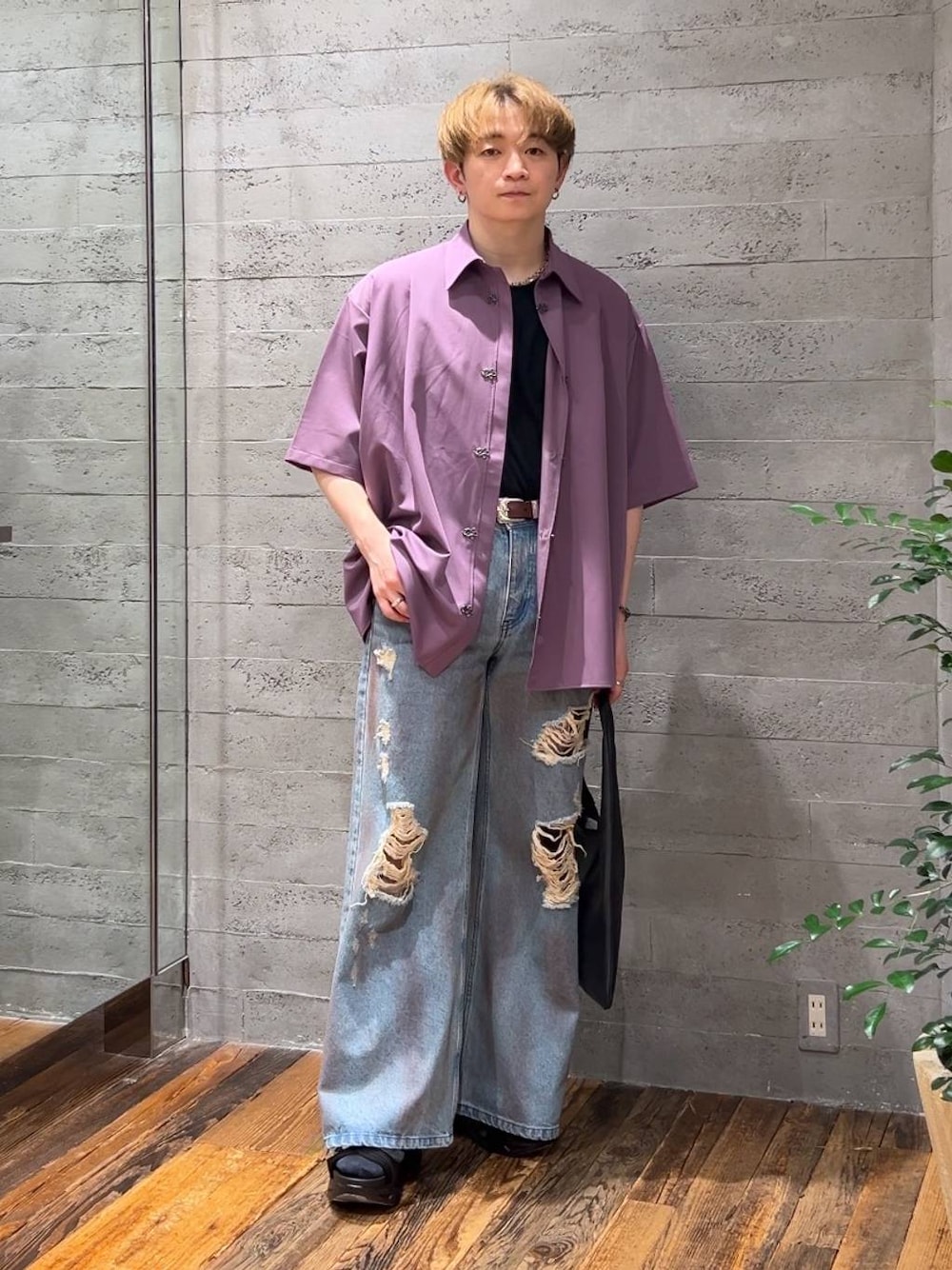 ブラック系のトートバッグ、ブルー系のデニムパンツ、ブラック系のサンダルを着用したメンズの夏コーディネートの1枚目の写真