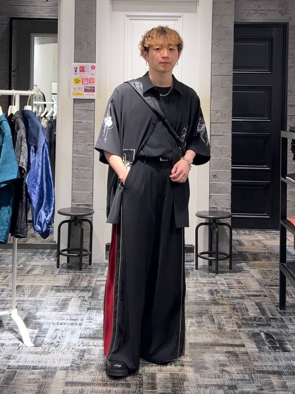 ブラック系のシャツ/ブラウス、レッド系のその他パンツ、ブラック系のドレスシューズを着用したメンズの夏コーディネートの1枚目の写真