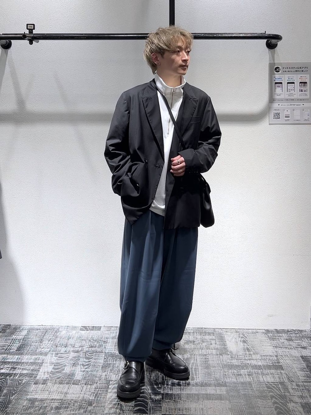 ブラック系のテーラードジャケット、ホワイト系のTシャツ/カットソー、ブラック系のドレスシューズを着用したメンズの冬コーディネートの1枚目の写真