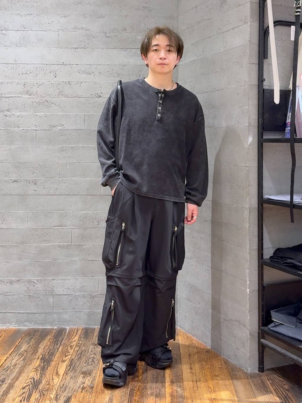 ブラック系のTシャツ/カットソー、ブラック系のトートバッグ、ブラック系のサンダルを着用したメンズの夏コーディネートの1枚目の写真