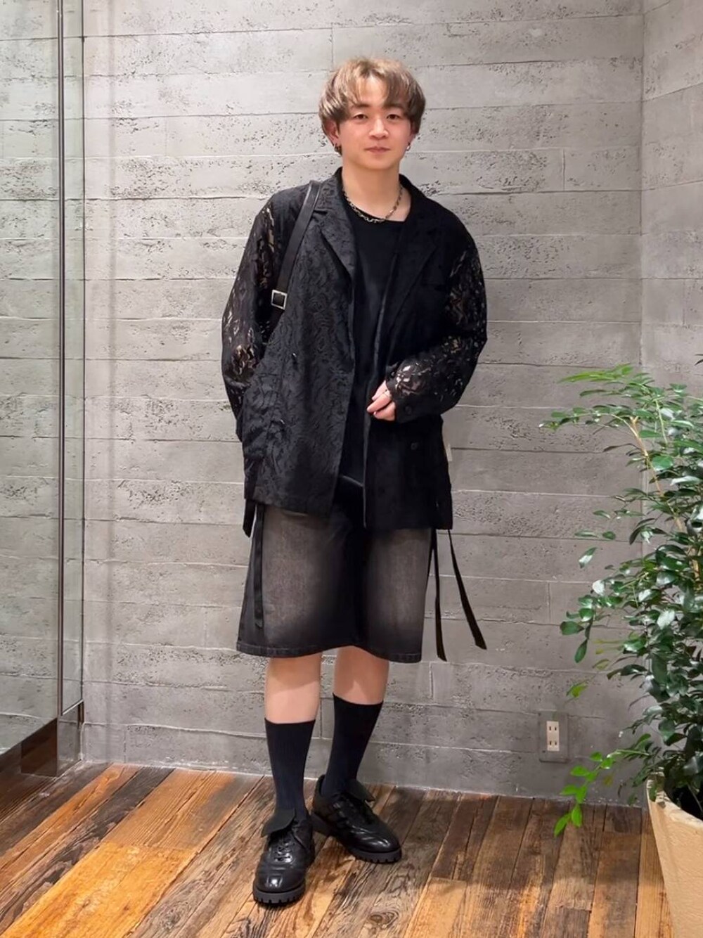ブラック系のテーラードジャケット、ブラック系のショルダーバッグ、ブラック系のTシャツ/カットソーを着用したメンズの春コーディネートの1枚目の写真