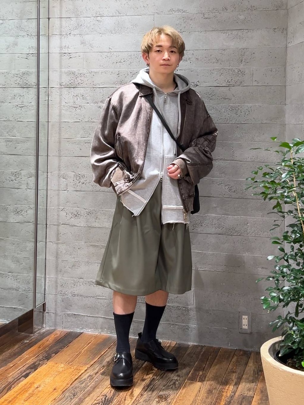 「春コーデ、低身長、きれいめ、モード、オーバーサイズ、HARE、パーカー、ハーフパンツ、ブルゾン」｜「HAREのHAREオリジナルウラケZIPパーカー(HARE)（パーカー、グレー系）」を使った、HARE     もりたいさん（メンズ・168cm）の春コーディネートの1枚目の写真