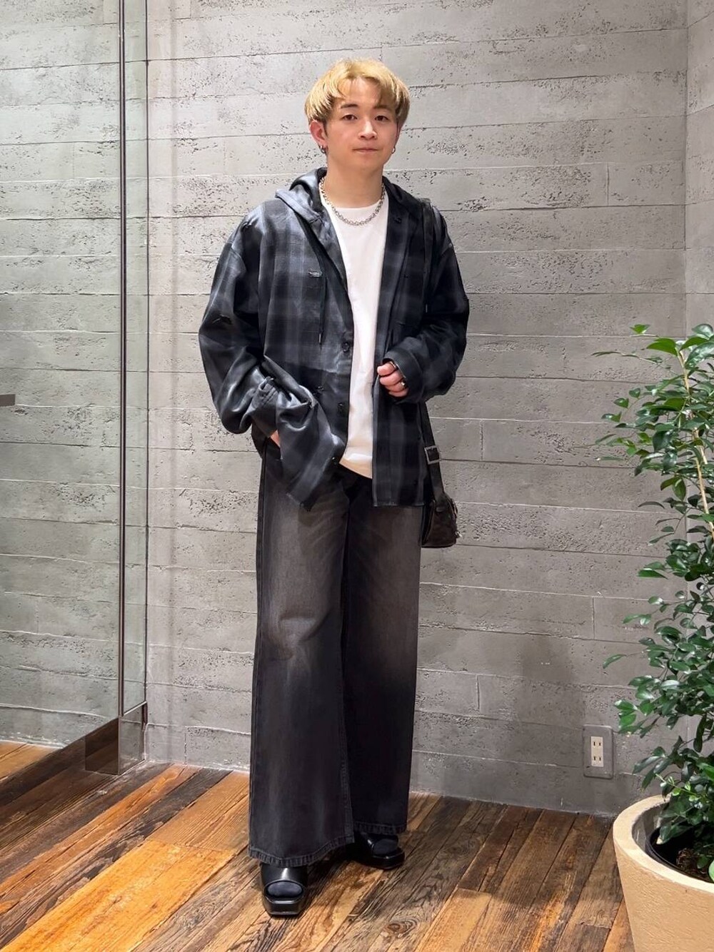 「オーバーサイズ、HARE、デニムパンツ、シャツ、パーカー、サンダル、低身長、きれいめ、モード」｜「HAREのステンレスチェーンネックレス(HARE)（ネックレス、シルバー系）」を使った、HARE     もりたいさん（メンズ・168cm）の春コーディネートの1枚目の写真