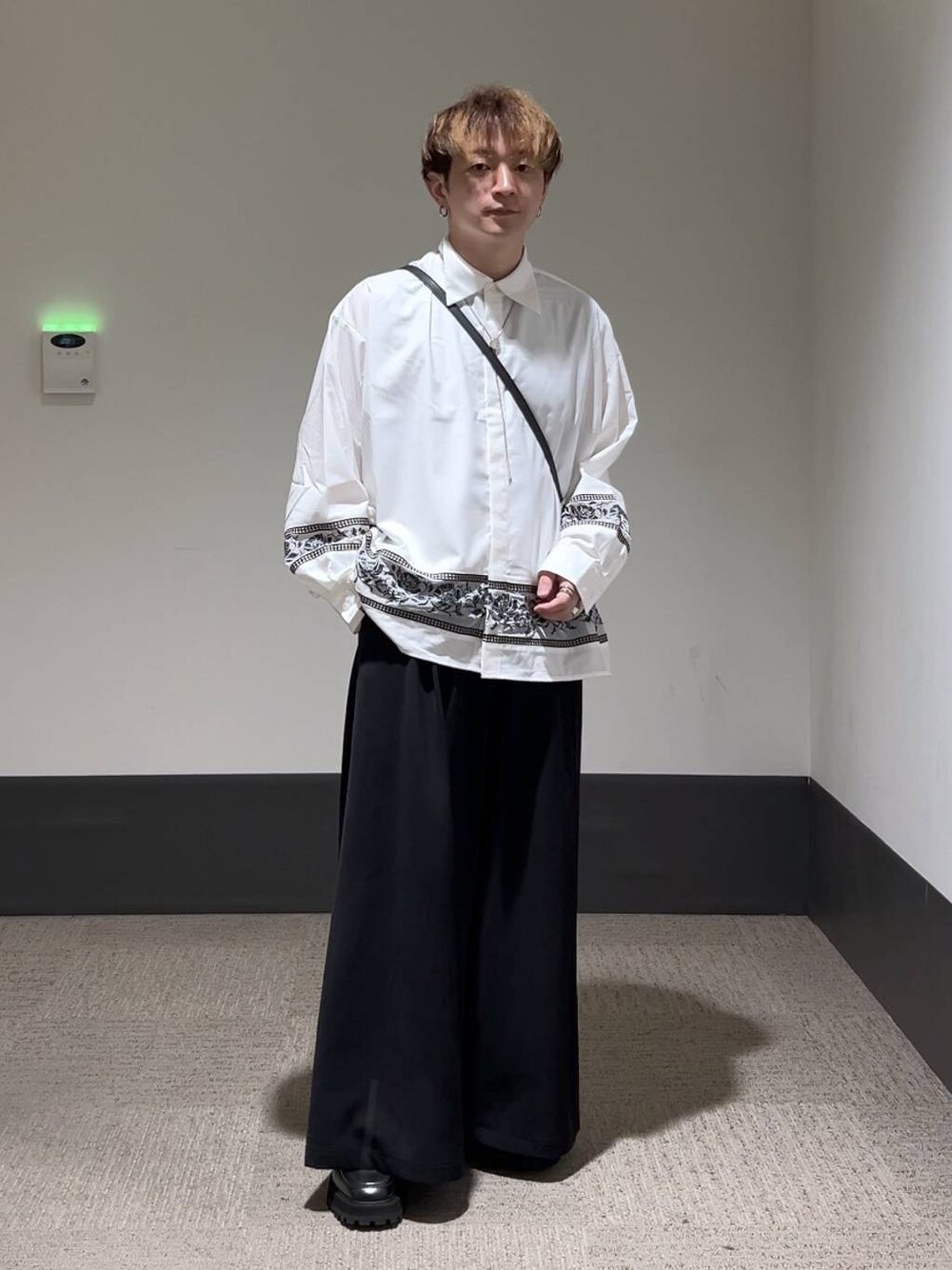 ブラック系のドレスシューズ、ブラック系のショルダーバッグ、ブラック系のスラックスを着用したメンズの夏コーディネートの1枚目の写真