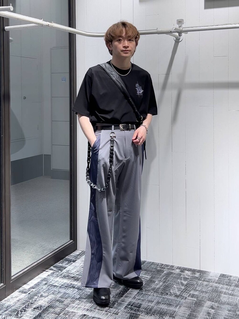 ブラック系のドレスシューズ、ブラック系のTシャツ/カットソー、ブラック系のショルダーバッグを着用したメンズの春コーディネートの1枚目の写真