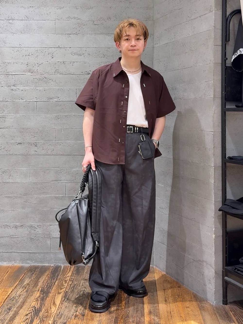ブラウン系のシャツ/ブラウス、ホワイト系のTシャツ/カットソー、グレー系のスラックスを着用したメンズの夏コーディネートの1枚目の写真