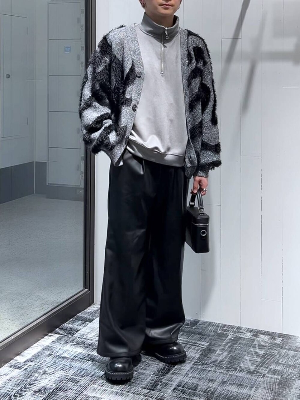 グレー系のカーディガン/ボレロ、ブラック系のその他パンツ、ブラック系のその他シューズを着用したメンズの冬コーディネートの1枚目の写真