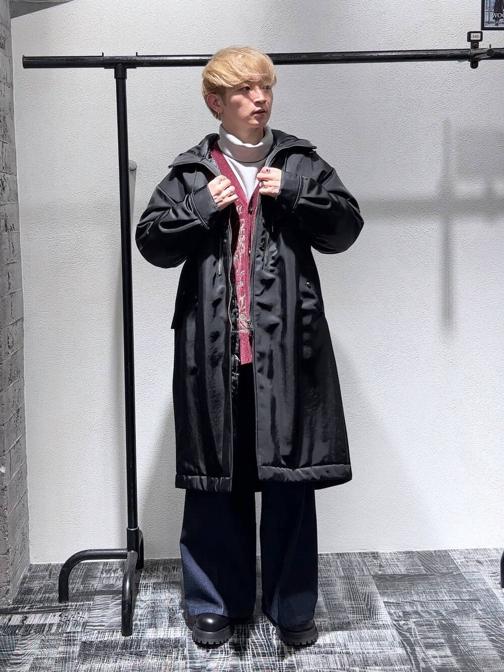 ブルー系のデニムパンツ、レッド系のカーディガン/ボレロ、グレー系のスウェットを着用したメンズの秋コーディネートの1枚目の写真