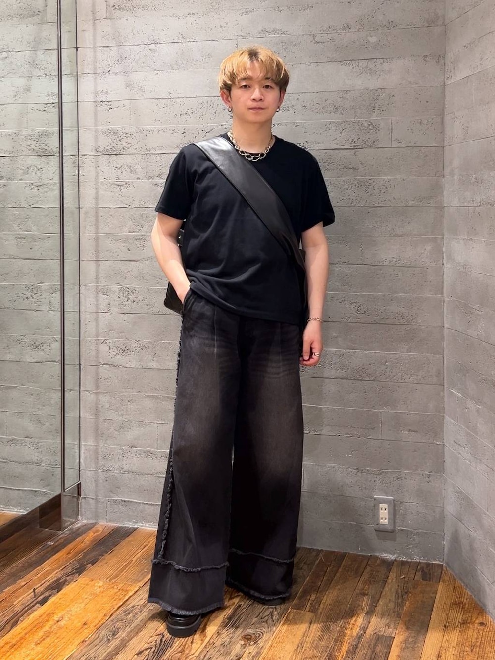 ブラック系のサンダル、ブラック系のショルダーバッグ、ブラック系のデニムパンツを着用したメンズの夏コーディネートの1枚目の写真