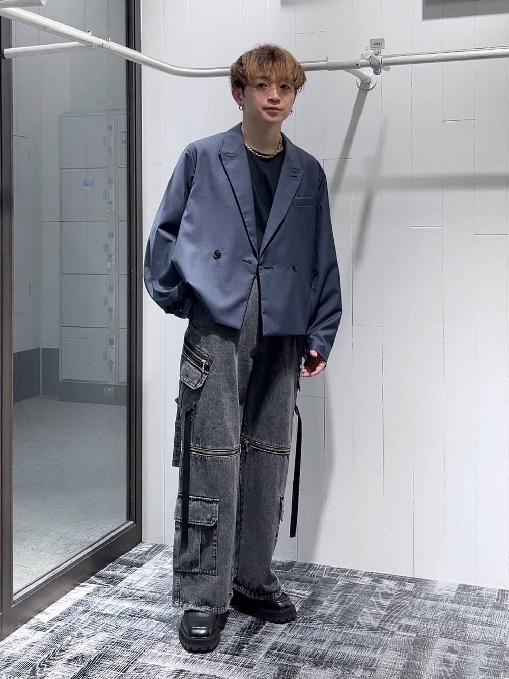 グレー系のデニムパンツ、ブラック系のドレスシューズ、ブラック系のTシャツ/カットソーを着用したメンズの夏コーディネートの1枚目の写真