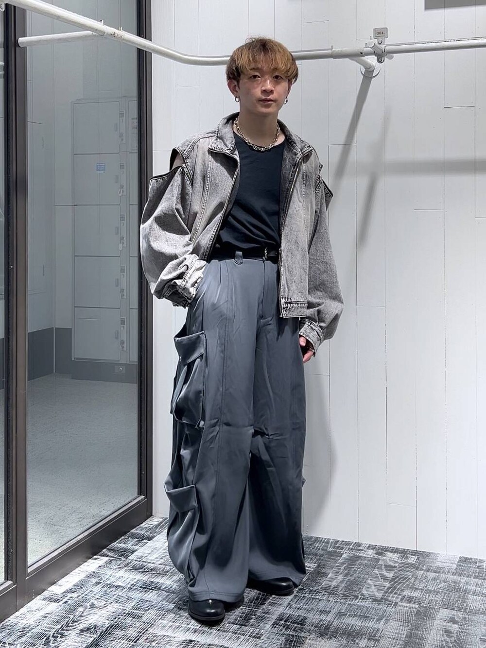 ブラック系のドレスシューズ、ブラック系のTシャツ/カットソー、グレー系のブルゾンを着用したメンズの夏コーディネートの1枚目の写真