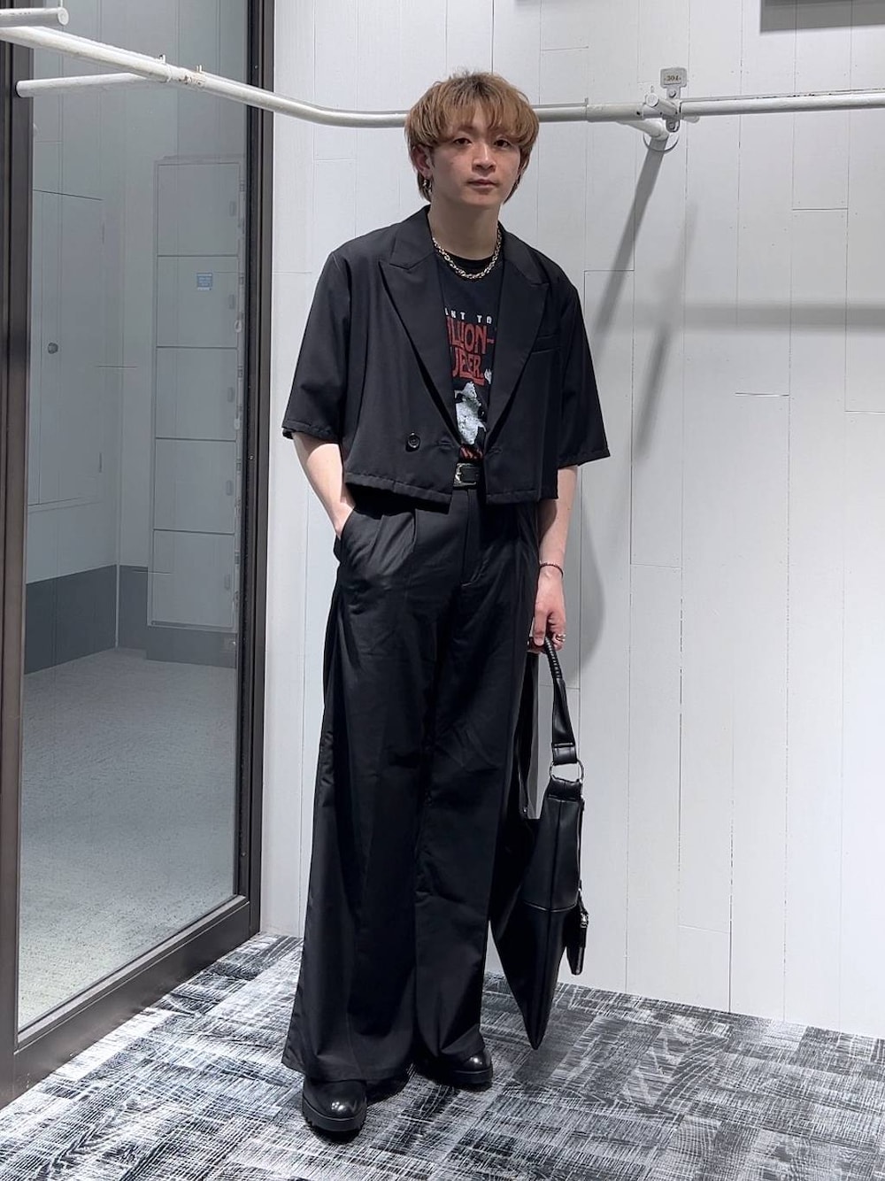 ブラック系のドレスシューズ、ブラック系のトートバッグ、ブラック系のTシャツ/カットソーを着用したメンズの春コーディネートの1枚目の写真