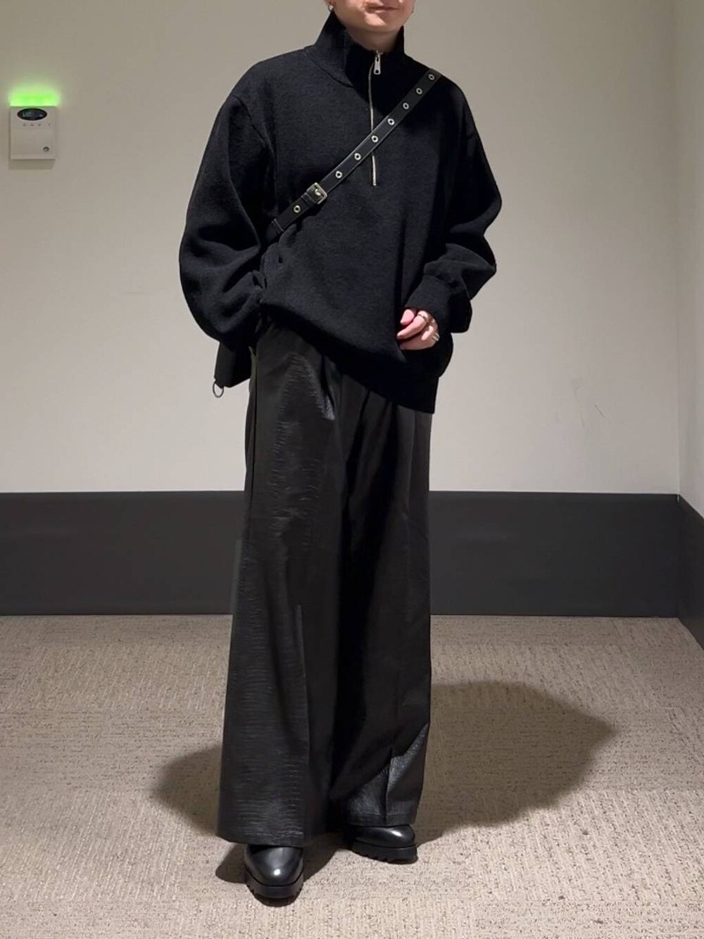 ブラック系のドレスシューズ、ブラック系のニット/セーター、ブラック系のその他パンツを着用したメンズの秋コーディネートの1枚目の写真