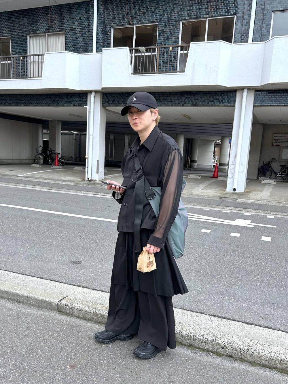 「おでかけ、低身長、きれいめ、モード、オーバーサイズ、HARE、ワイドパンツ、キャップ、ピアス」｜「HAREのステンレスサークルピアス(HARE)（ピアス（片耳用）、シルバー系）」を使った、HARE     もりたいさん（メンズ・168cm）の秋コーディネートの1枚目の写真