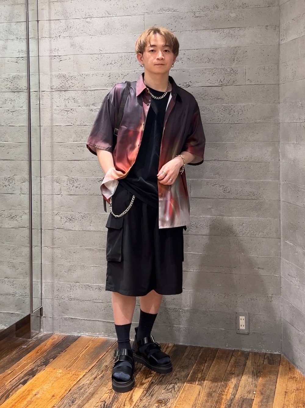 「低身長、きれいめ、モード、オーバーサイズ、HARE、シャツ、ハーフパンツ、夏コーデ、サンダル」｜「HAREのステンレスチェーンネックレス(HARE)（ネックレス、シルバー系）」を使った、HARE     もりたいさん（メンズ・168cm）の夏コーディネートの1枚目の写真