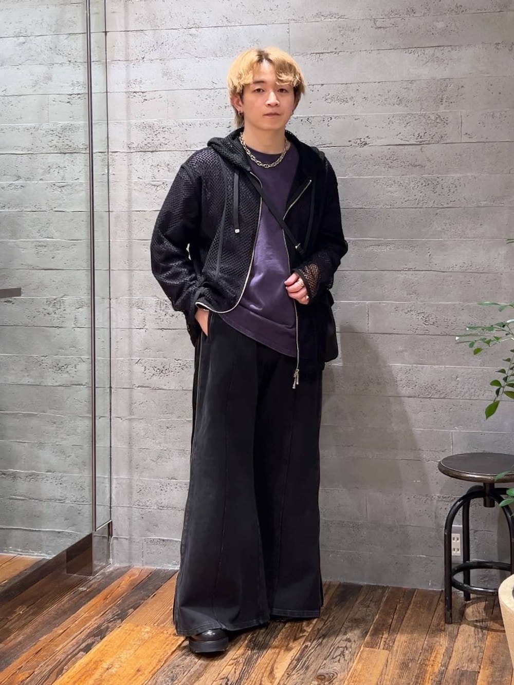 「低身長、きれいめ、モード、オーバーサイズ、HARE、スウェットパンツ、ワイドパンツ、パーカー、Tシャツ」｜「HAREのVINTAGEライクプリントカットソー(HARE)（Tシャツ/カットソー、パープル系）」を使った、HARE     もりたいさん（メンズ・168cm）の春コーディネートの1枚目の写真