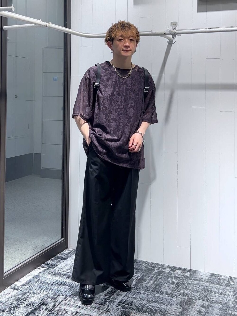 ブラック系のドレスシューズ、パープル系のTシャツ/カットソー、ブラック系のショルダーバッグを着用したメンズの夏コーディネートの1枚目の写真