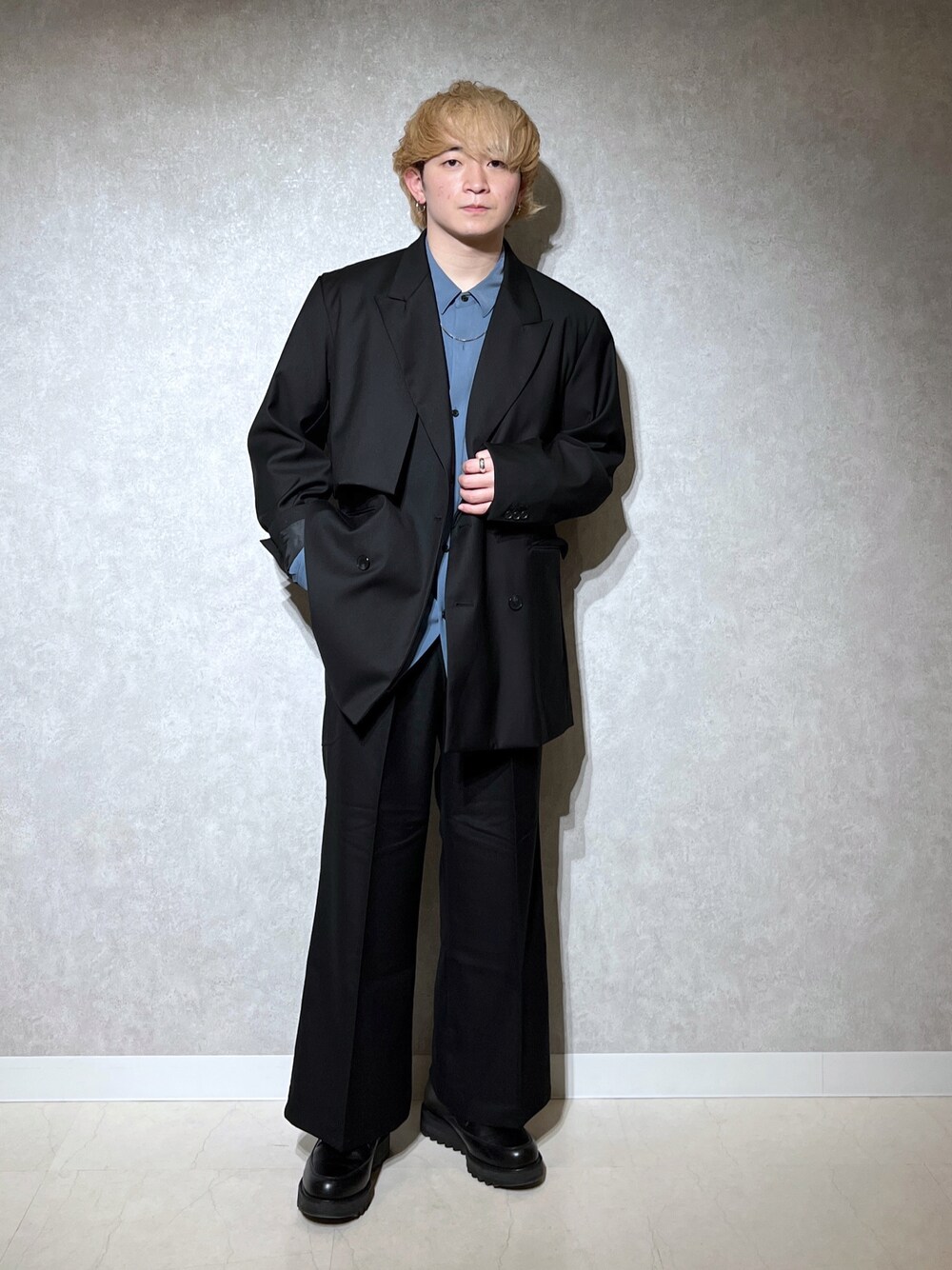 ブラック系のテーラードジャケットを着用したメンズの冬コーディネートの1枚目の写真