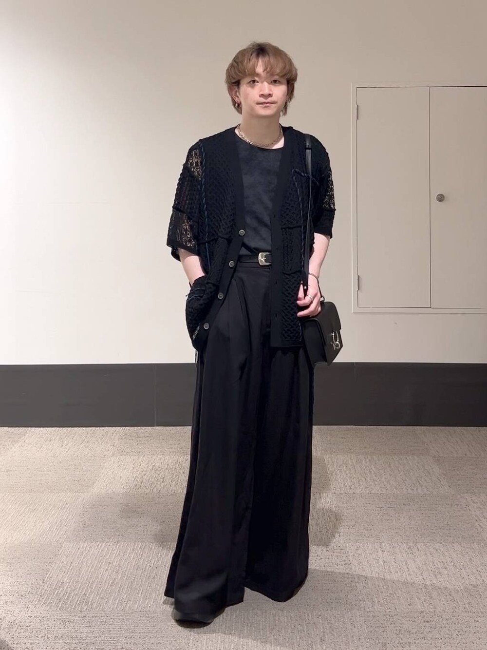 「低身長、きれいめ、オーバーサイズ、HARE、カーディガン、ワイドパンツ、モード、着痩せ・細見え、夏コーデ」｜「HAREのWAVEソールサンダル(HARE)（サンダル、ブラック系）」を使った、HARE     もりたいさん（メンズ・168cm）の春コーディネートの1枚目の写真