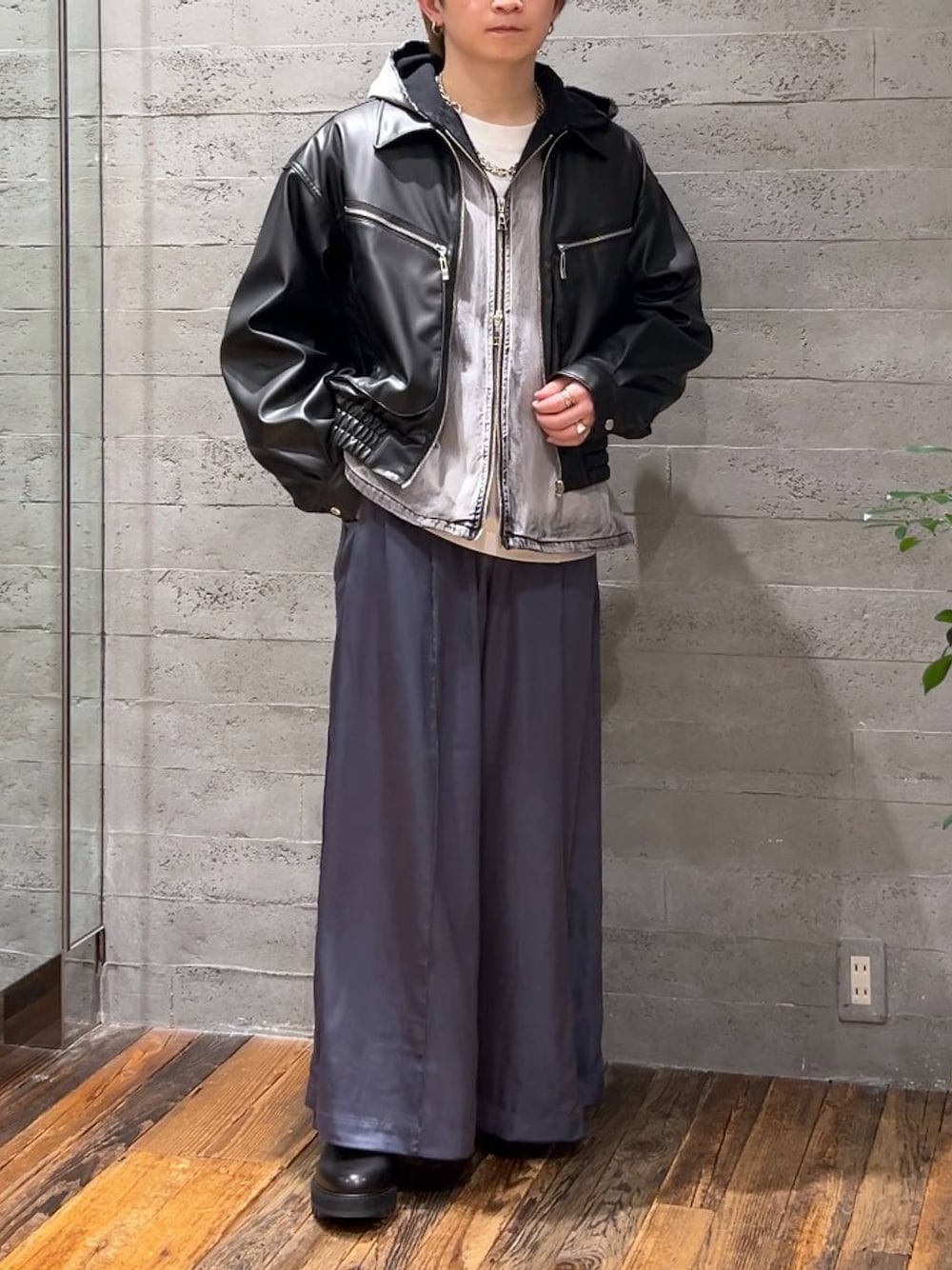 「低身長、きれいめ、モード、オーバーサイズ、HARE、ワイドパンツ、ブルゾン、パーカー、春コーデ」｜「HAREのHAREロゴヴィンテージカットLS(HARE)（Tシャツ/カットソー、ホワイト系）」を使った、HARE     もりたいさん（メンズ・168cm）の春コーディネートの1枚目の写真