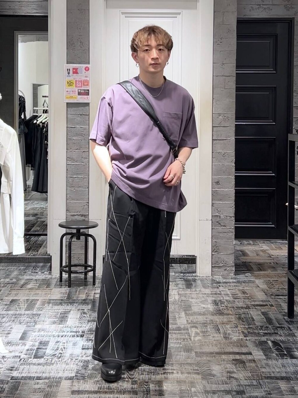 パープル系のTシャツ/カットソー、ブラック系のショルダーバッグ、ブラック系のドレスシューズを着用したメンズの夏コーディネートの1枚目の写真
