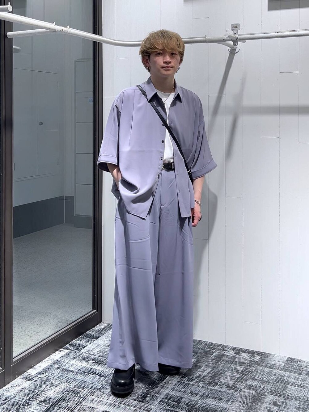 パープル系のシャツ/ブラウス、ホワイト系のTシャツ/カットソー、ブラック系のドレスシューズを着用したメンズの春コーディネートの1枚目の写真