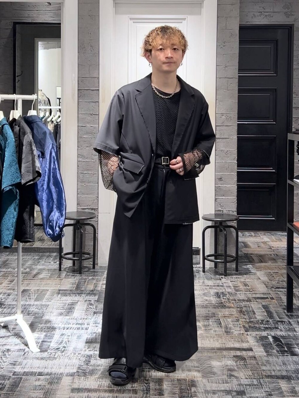 ブラック系のテーラードジャケット、ブラック系のサンダル、グレー系のTシャツ/カットソーを着用したメンズの夏コーディネートの1枚目の写真