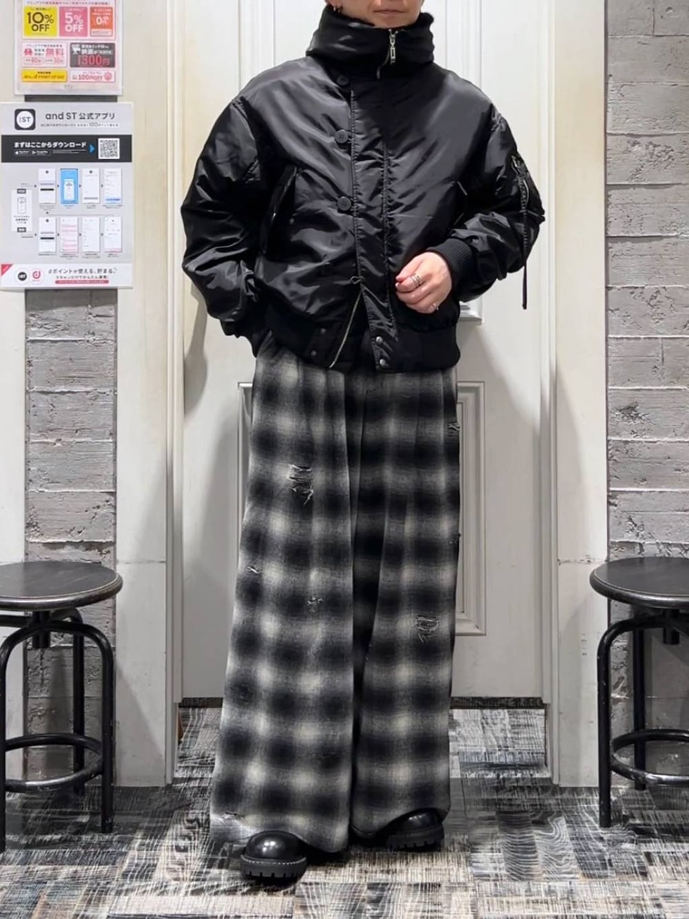 ブラック系のブルゾン、ブラック系のその他シューズ、ブラック系のその他パンツを着用したメンズの冬コーディネートの1枚目の写真