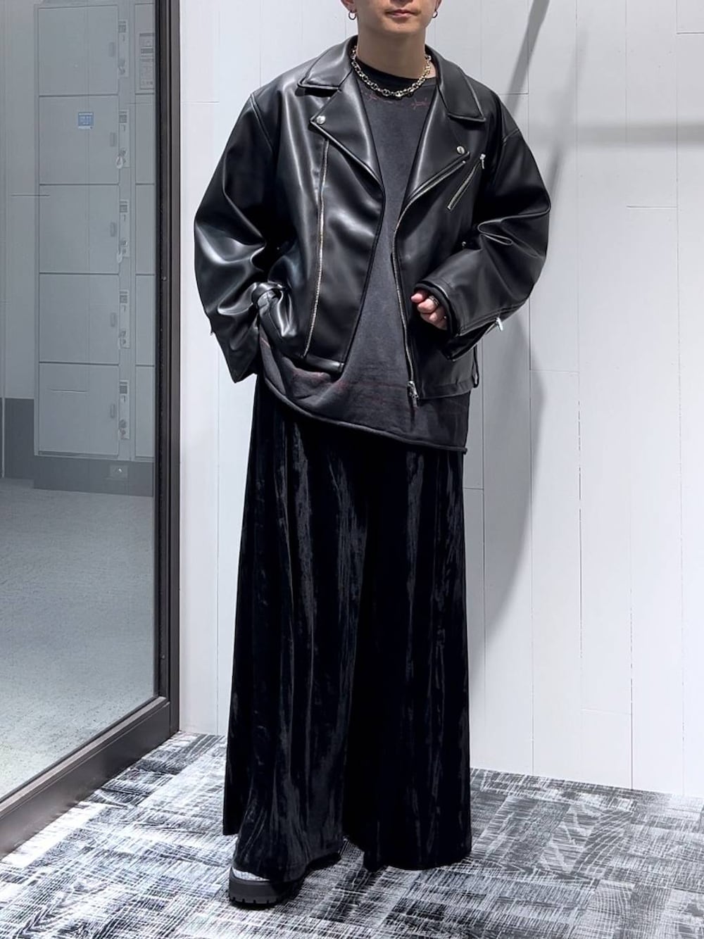 ブラック系のライダースジャケット、ブラック系のその他シューズ、ブラック系のその他パンツを着用したメンズの秋コーディネートの1枚目の写真