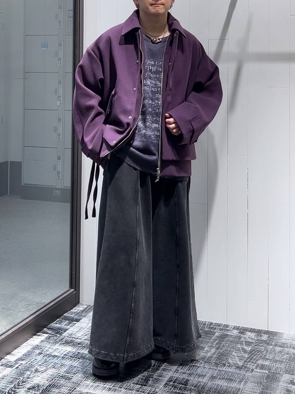 パープル系のブルゾン、ブラック系のスウェットパンツ、ブラック系のニット/セーターを着用したメンズの冬コーディネートの1枚目の写真